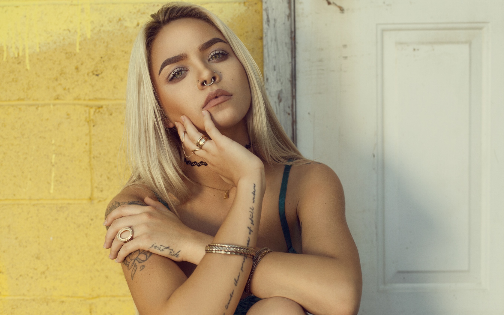 Красивая девушка с татуировками на руках 