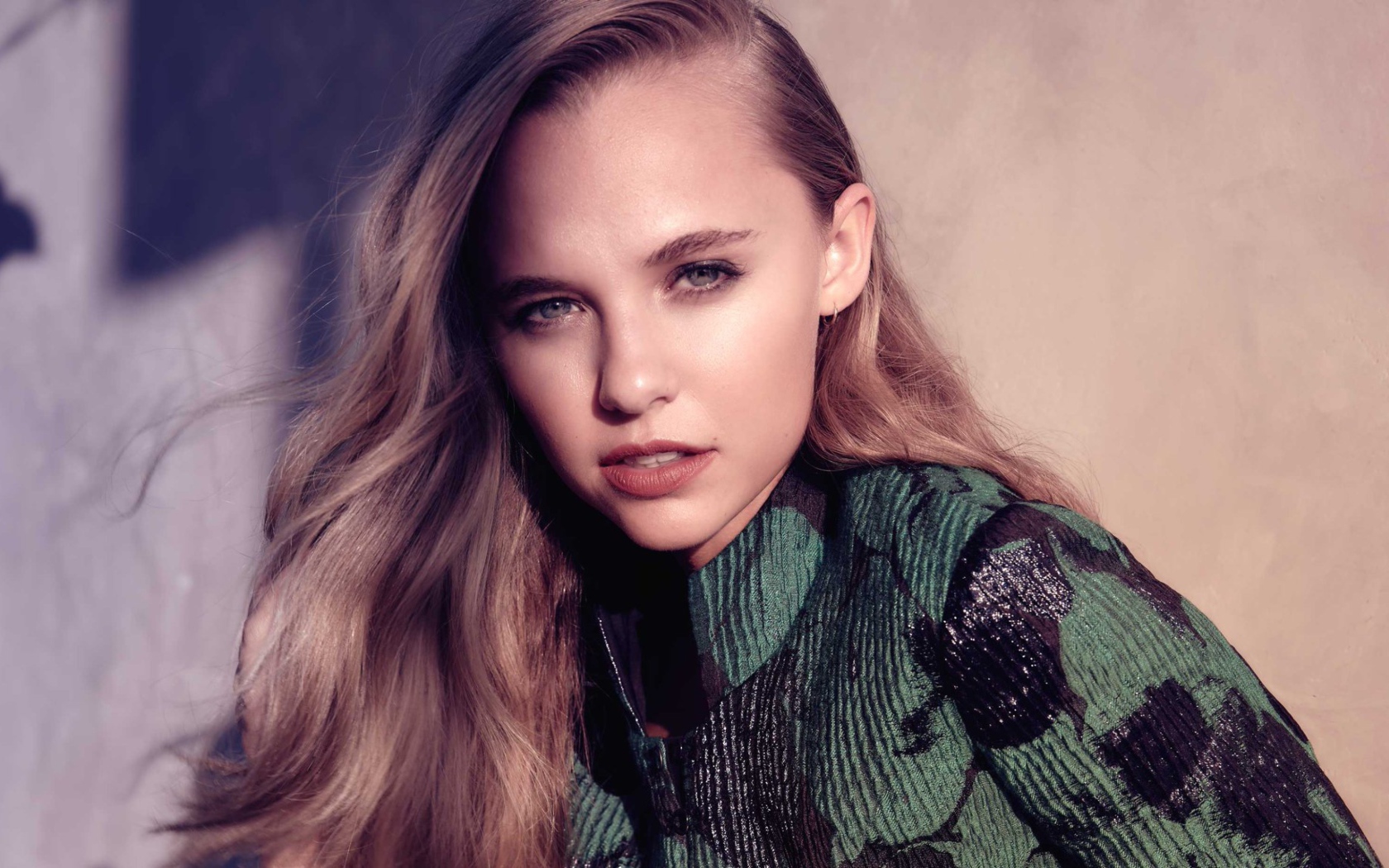 Красивая молодая девушка Мэдисон Айсмен с длинными волосами