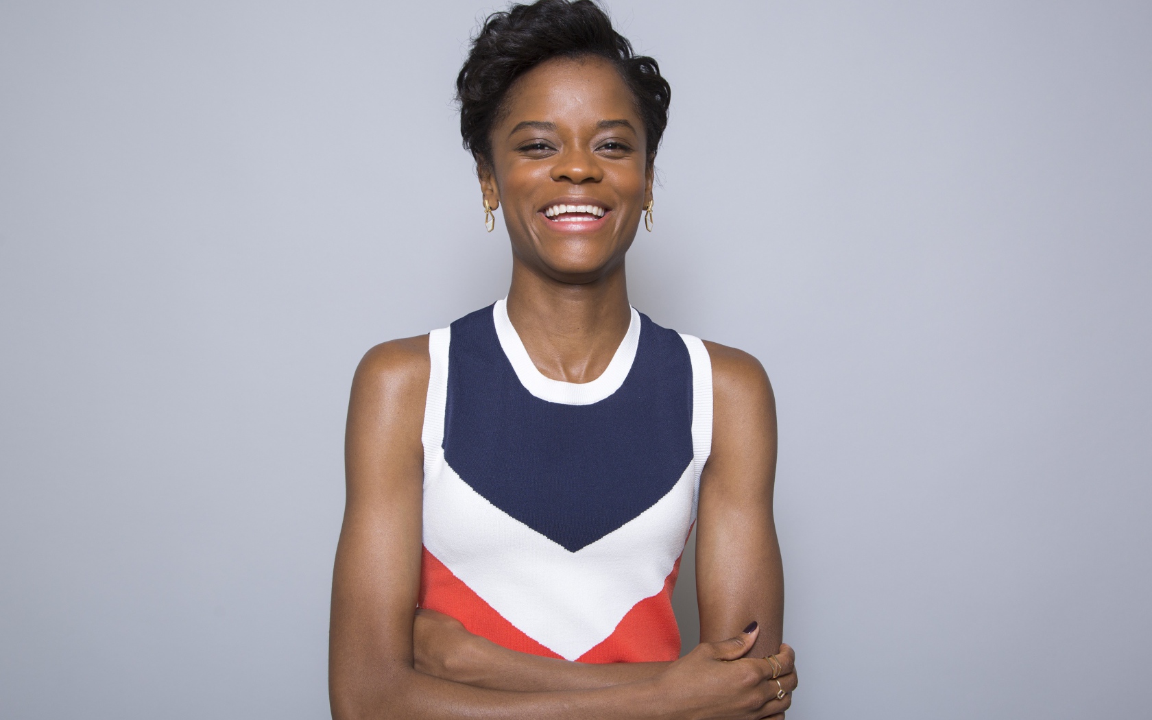 Британская актриса Летиша Райт на сером фоне