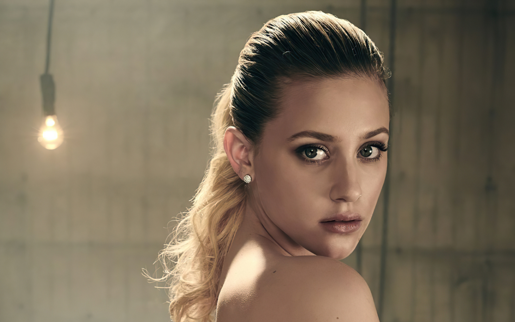 Милая девушка актриса Лили Рейнхарт лицо крупным планом