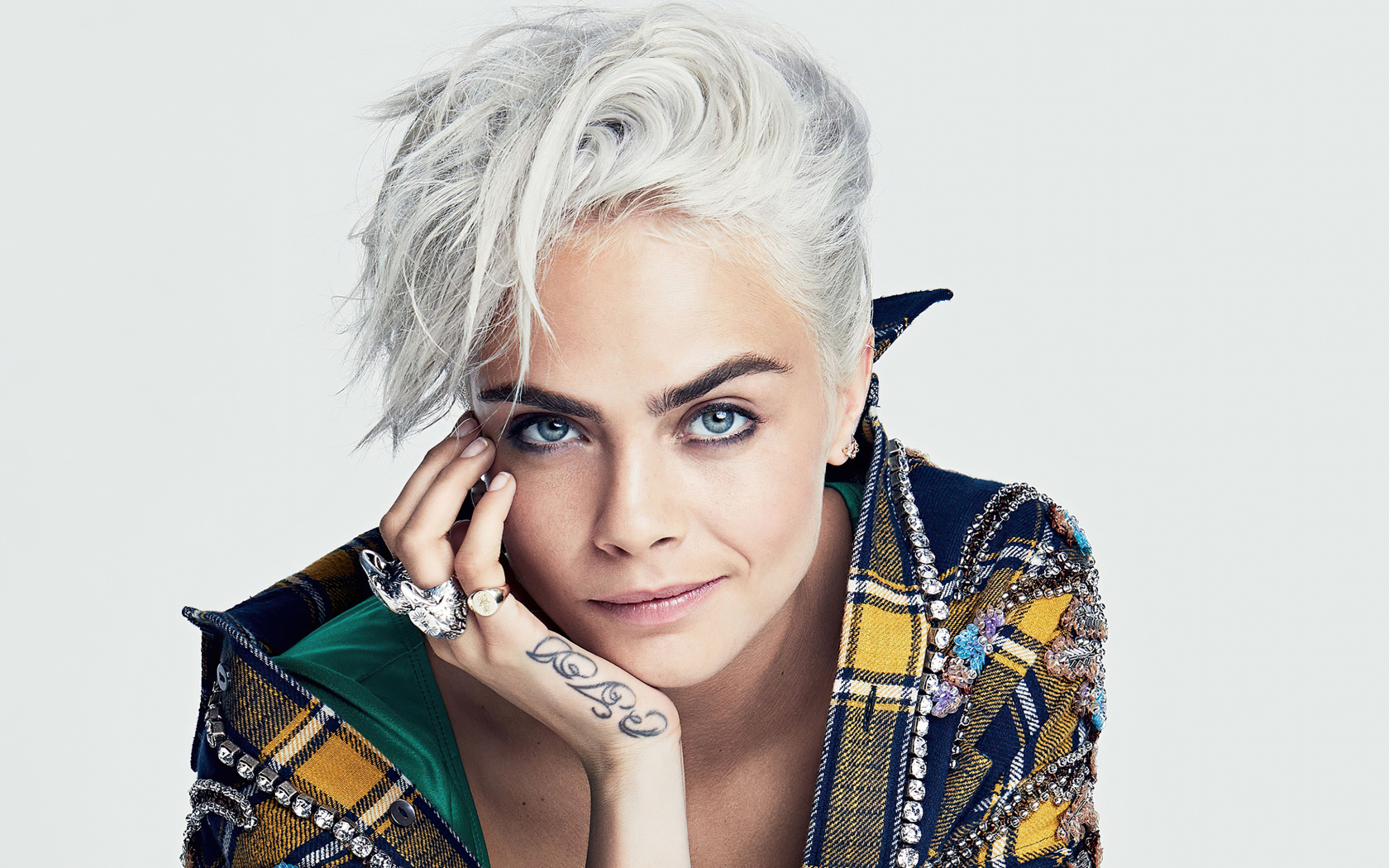 Модная Кара Делевинь с короткой стрижкой