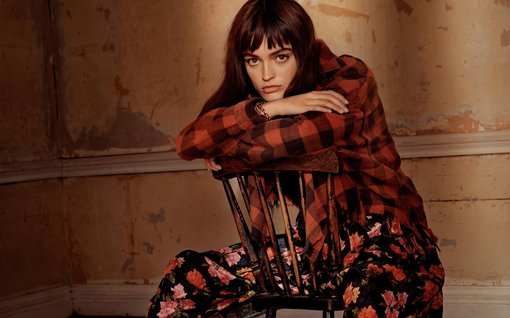 Французская актриса Эмма Макки сидит на стуле