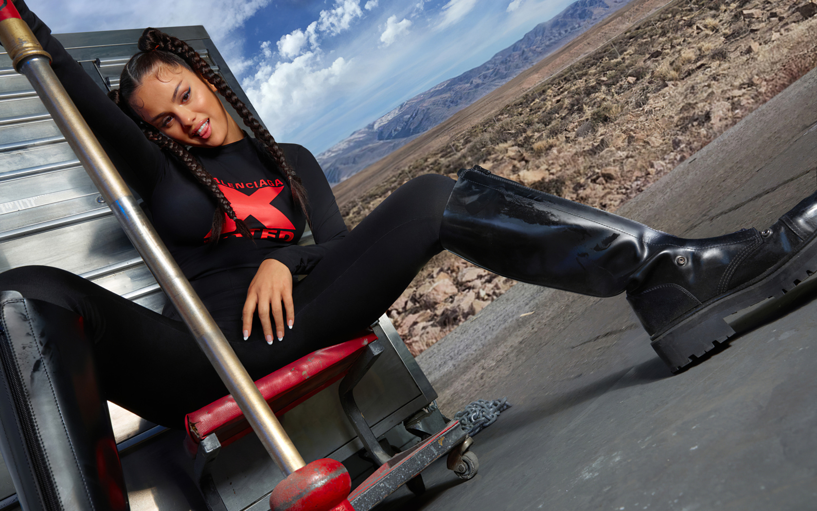 Смешная девушка, певица и актриса Селена Гомес сидит на стуле