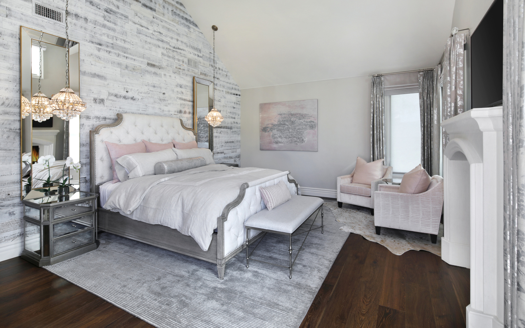 Большая кровать в светлой спальне  с камином