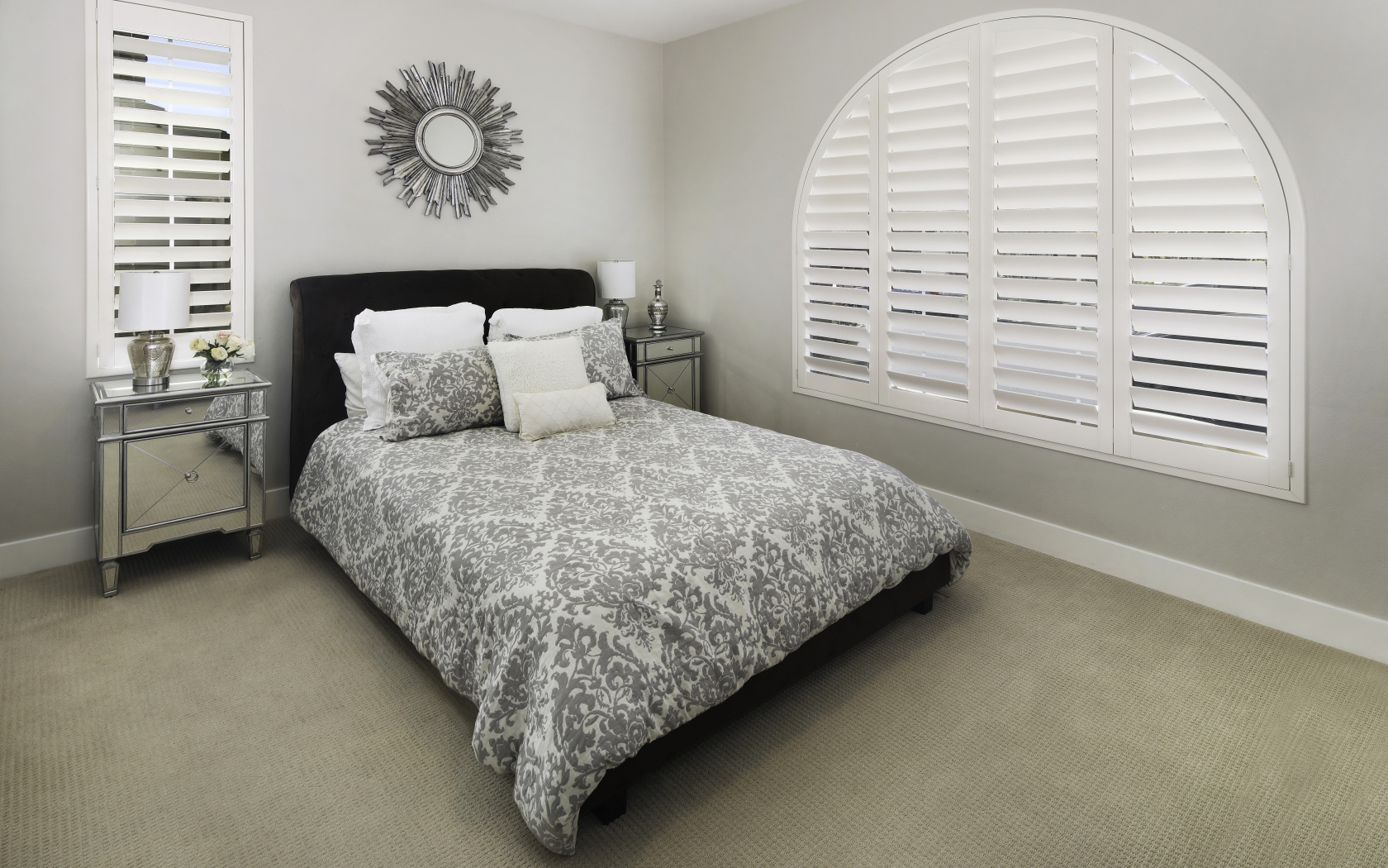 Большая спальня с кроватью и окном 