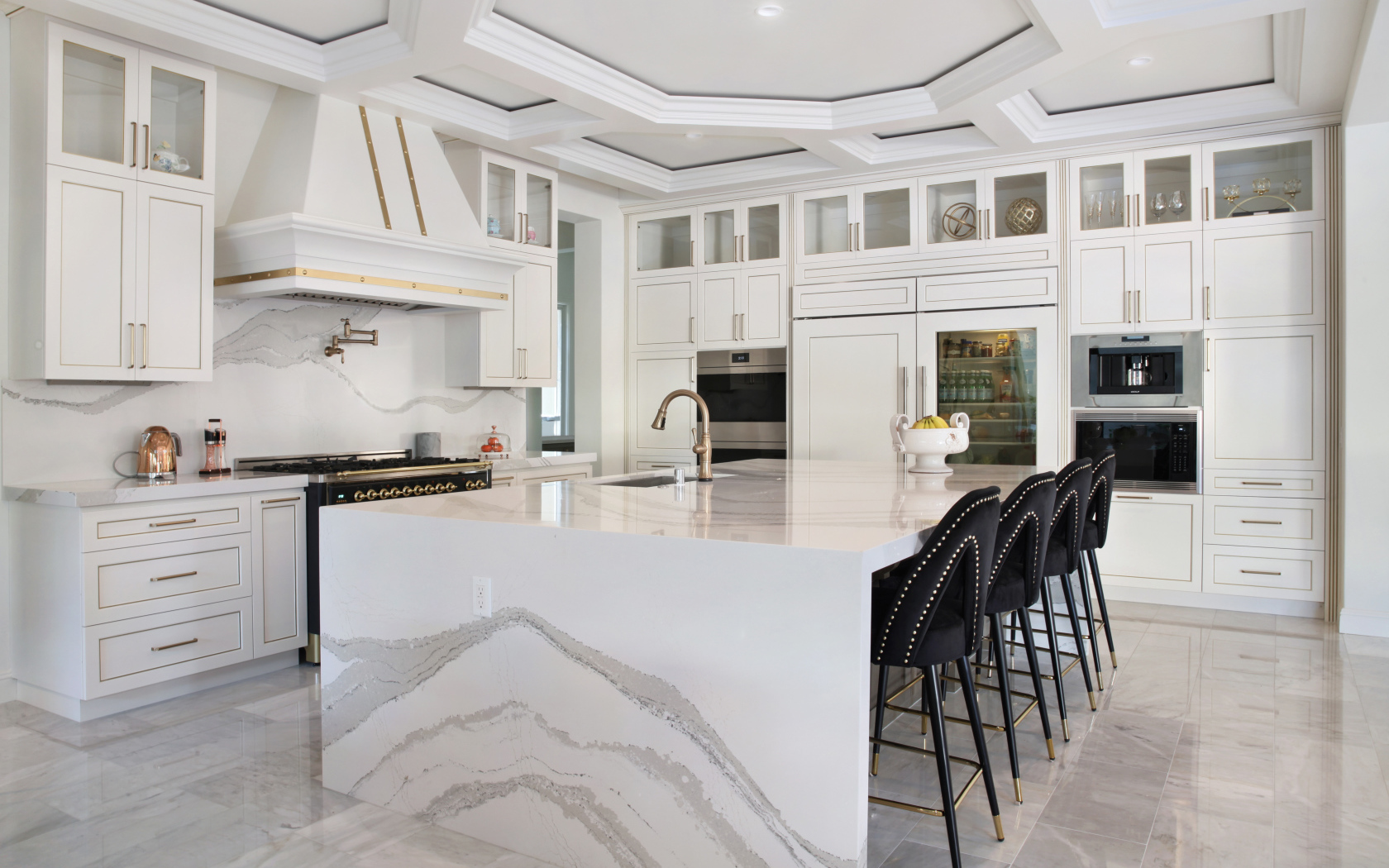 Большая спальня с черными кожаными стульями 