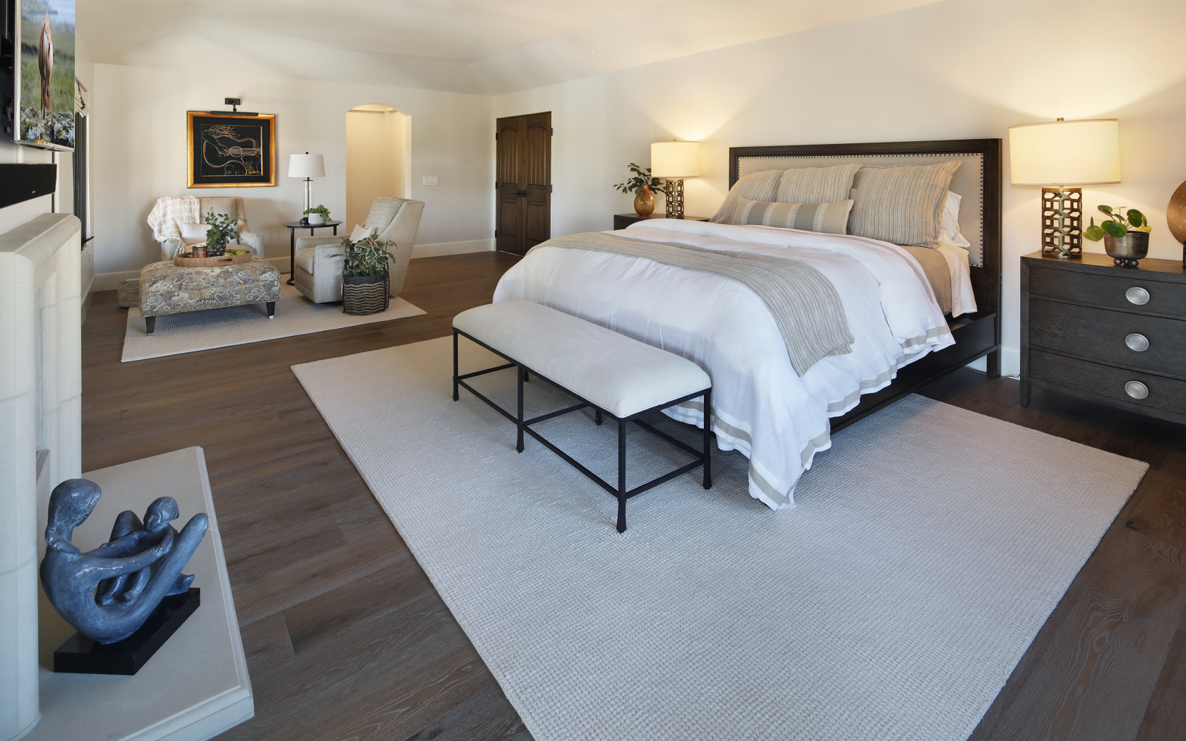 Большая светлая спальня с кроватью и мебелью