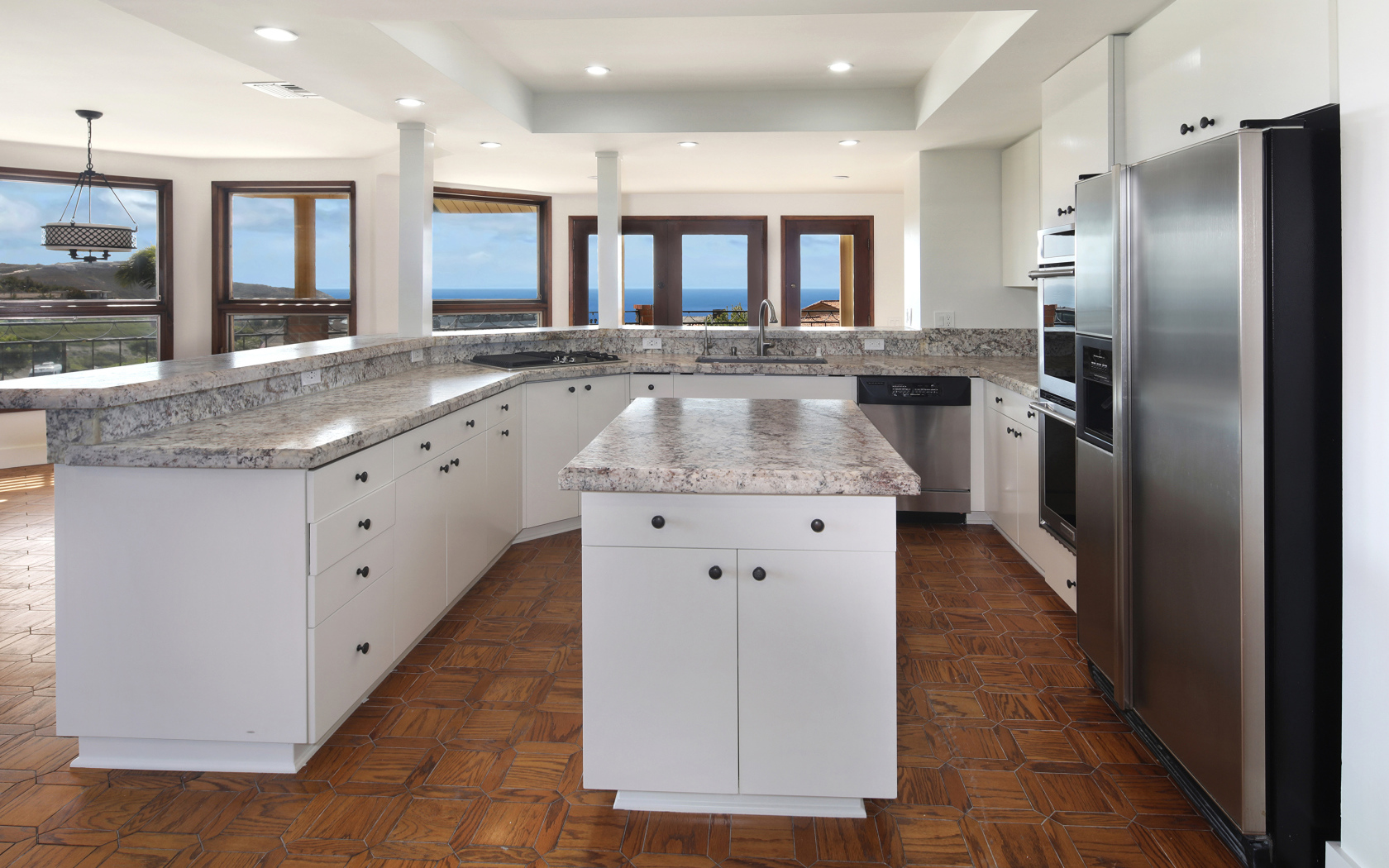 Большая светлая кухня с мраморными столешницами