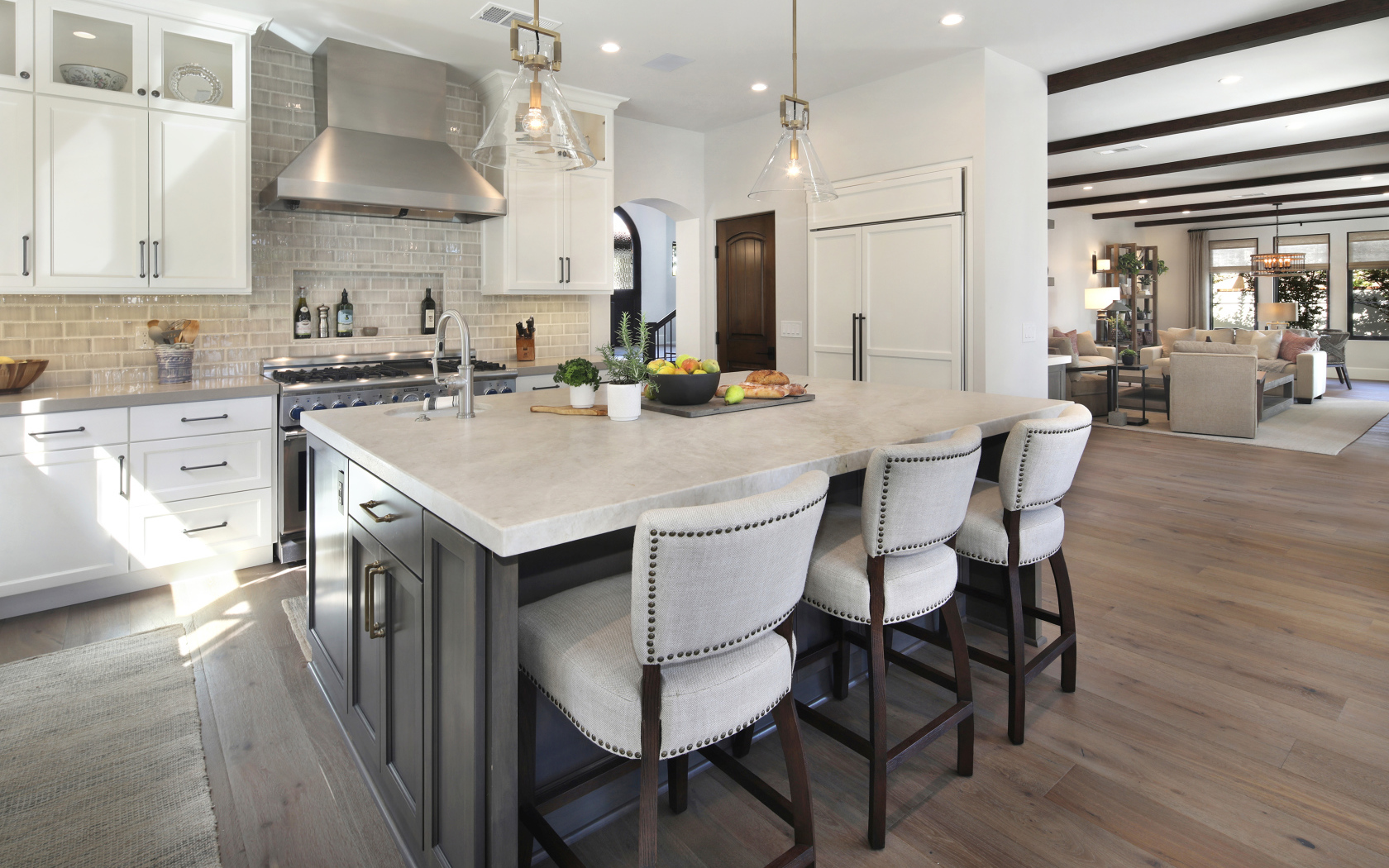 Большой мраморный стол в кухне 