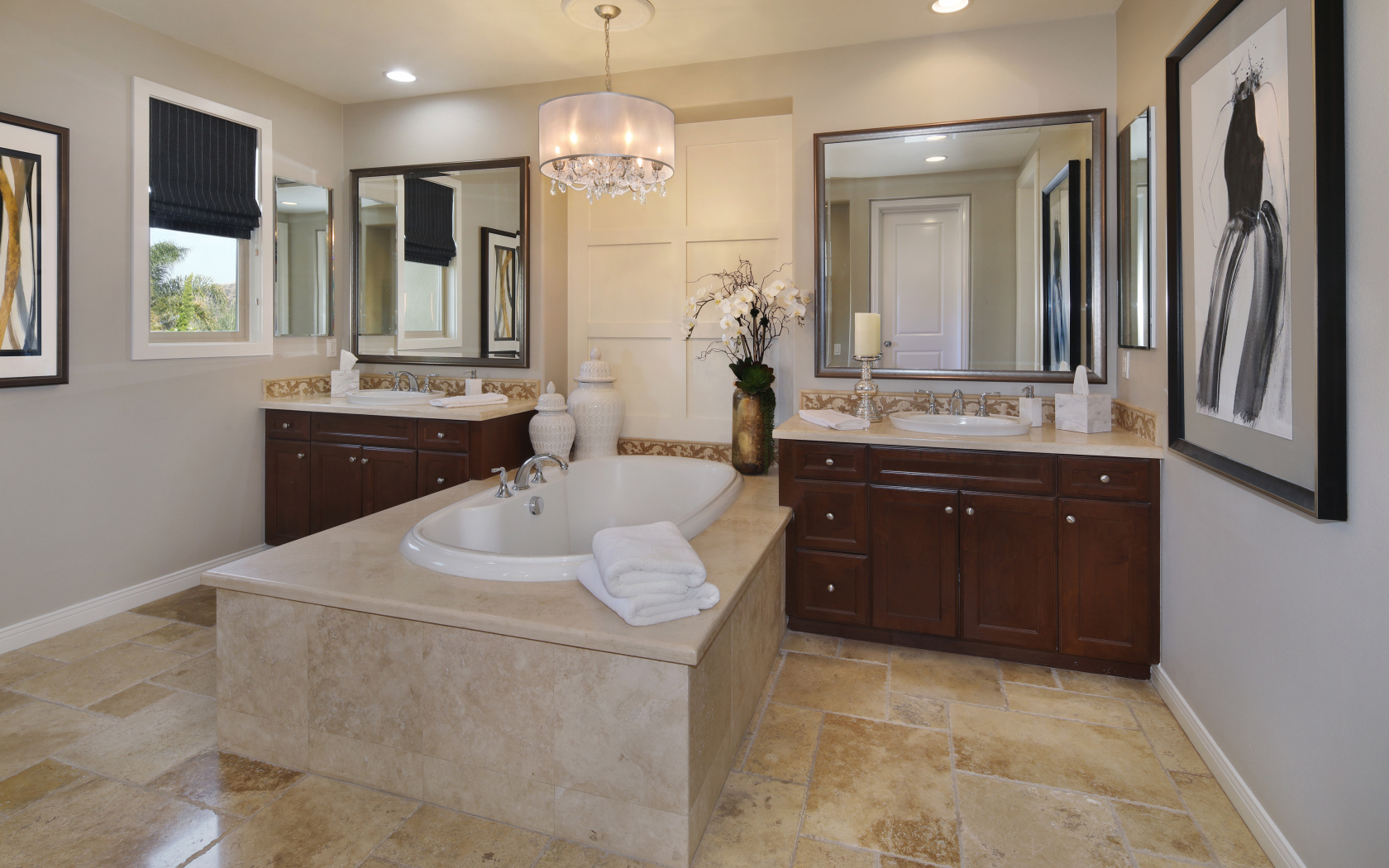 Большая белая ванная комната с зеркалами