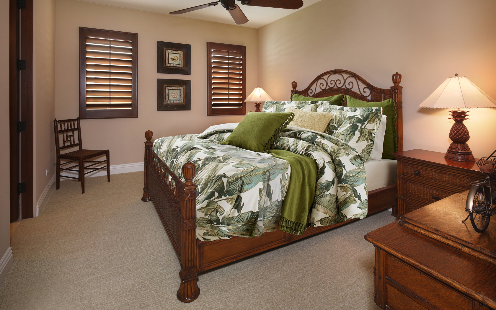 Большая деревянная кровать в спальне 