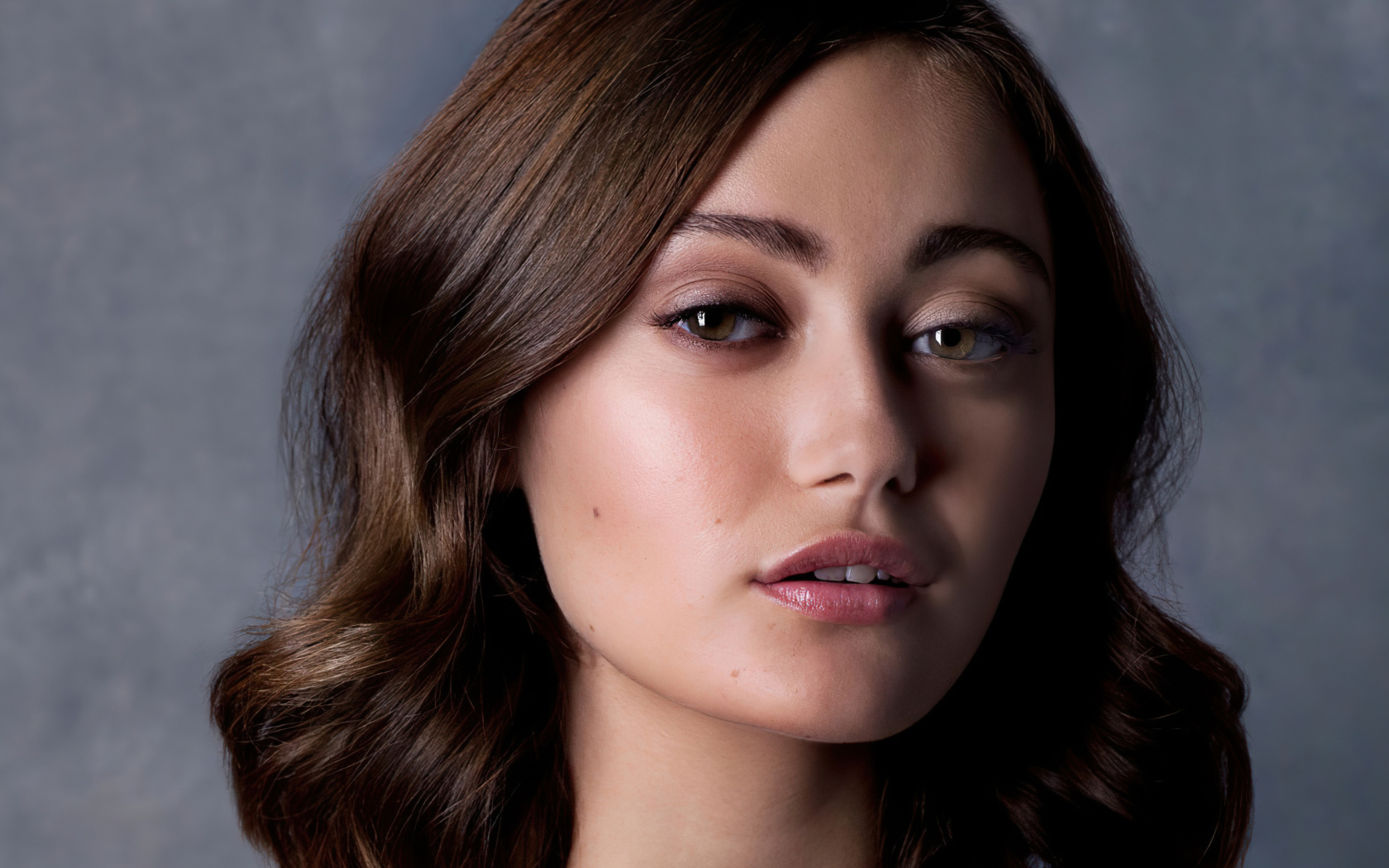 Милая девушка, британская актриса Элла Пернелл лицо крупным планом