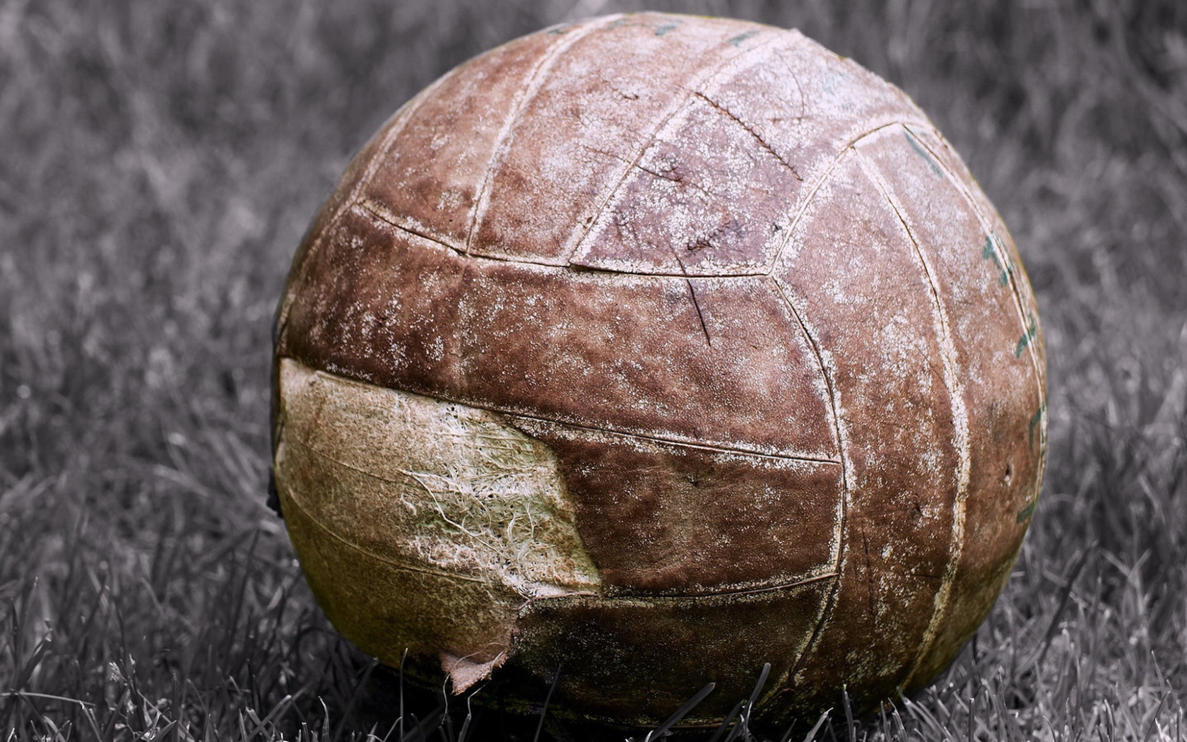 Старый мяч лежит на поле