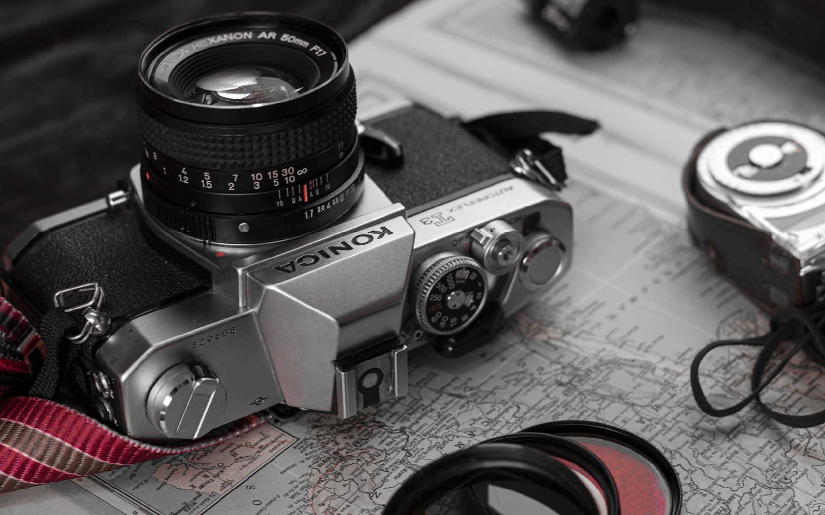 Старый фотоаппарат konica лежит на карте
