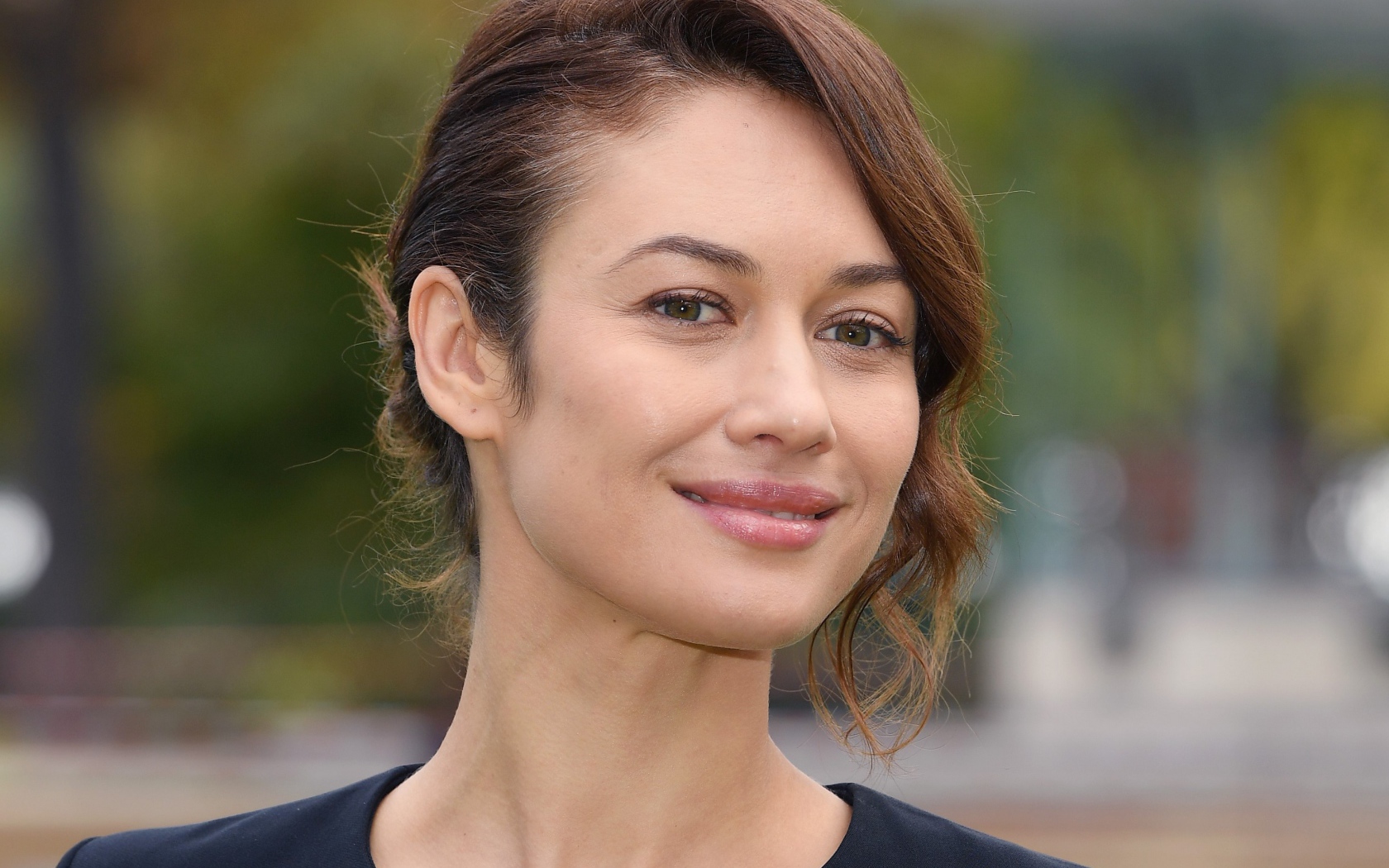 Российская актриса и модель Ольга Куриленко с милой улыбкой