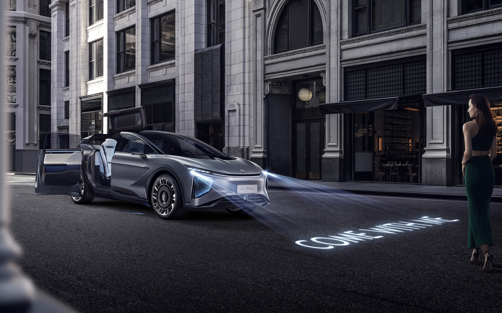 Серебристый электрокроссовер  HiPhi 1,  2020 года на улице города