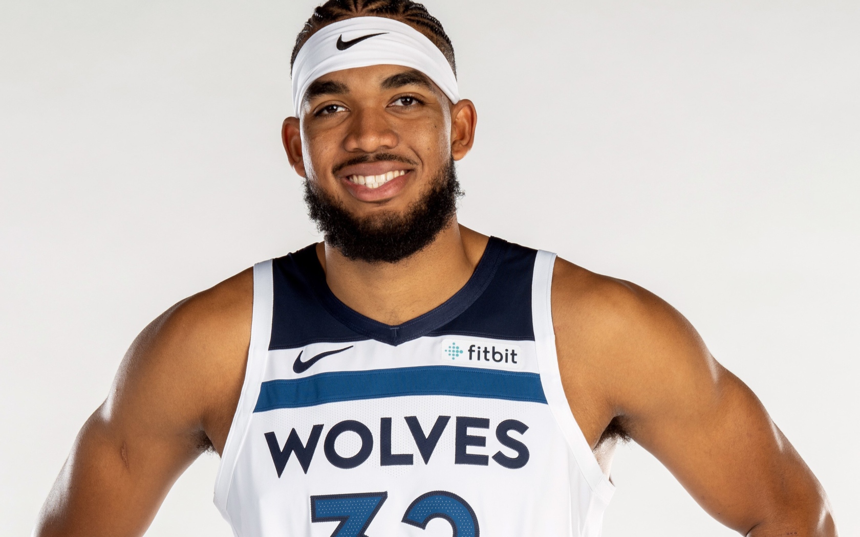 Улыбающийся мужчина, американский баскетболист Карл-Энтони Таунс