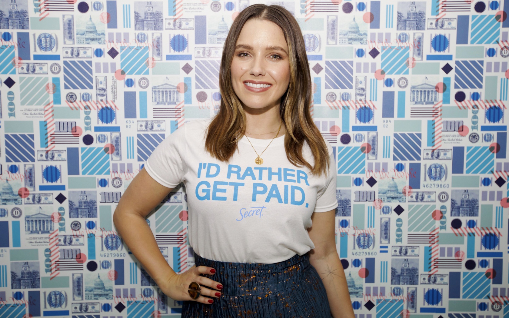 Улыбающаяся актриса София Буш у стены