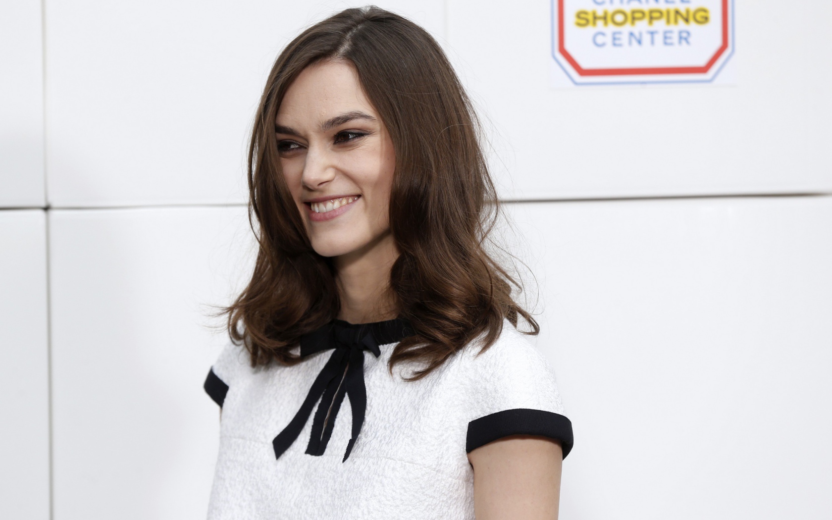 Улыбающаяся девушка, актриса Кира Найтли в платье