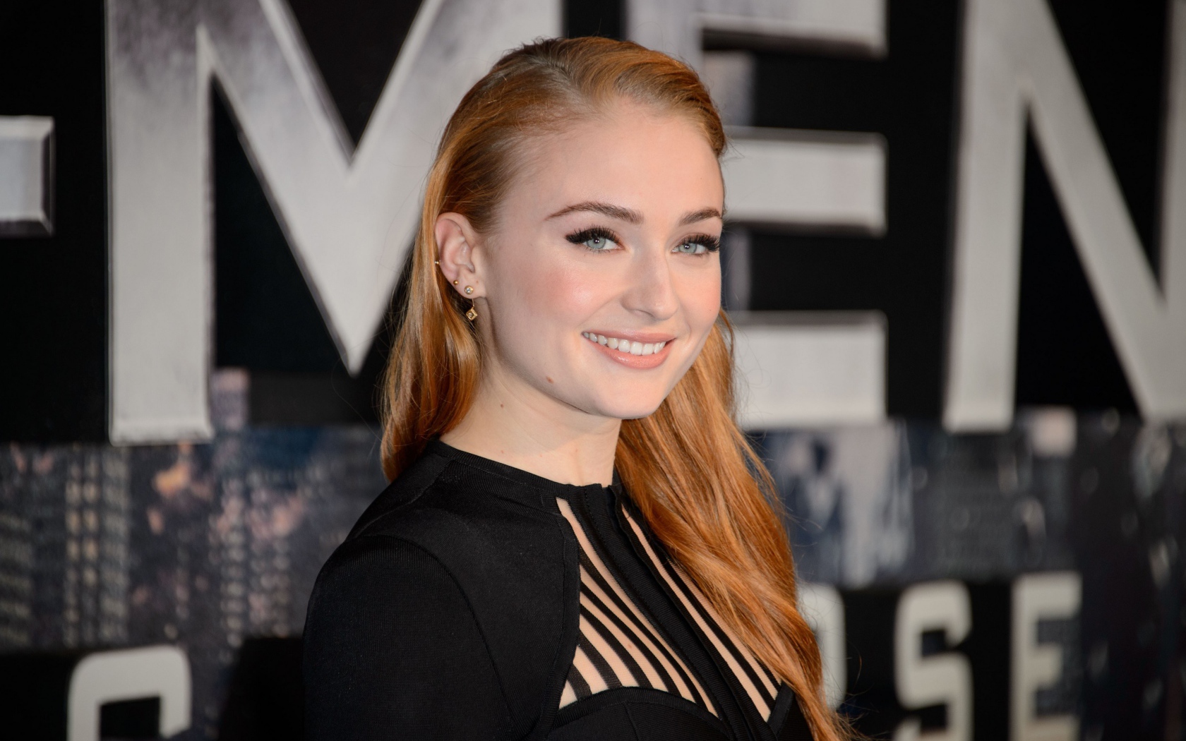 Улыбающаяся рыжеволосая девушка, актриса Софи Тёрнер