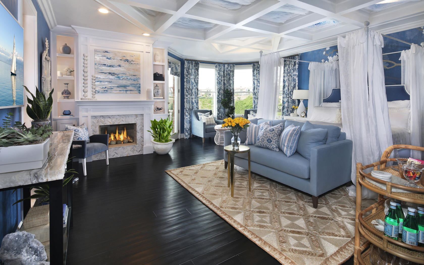 Просторная спальня с диваном и камином