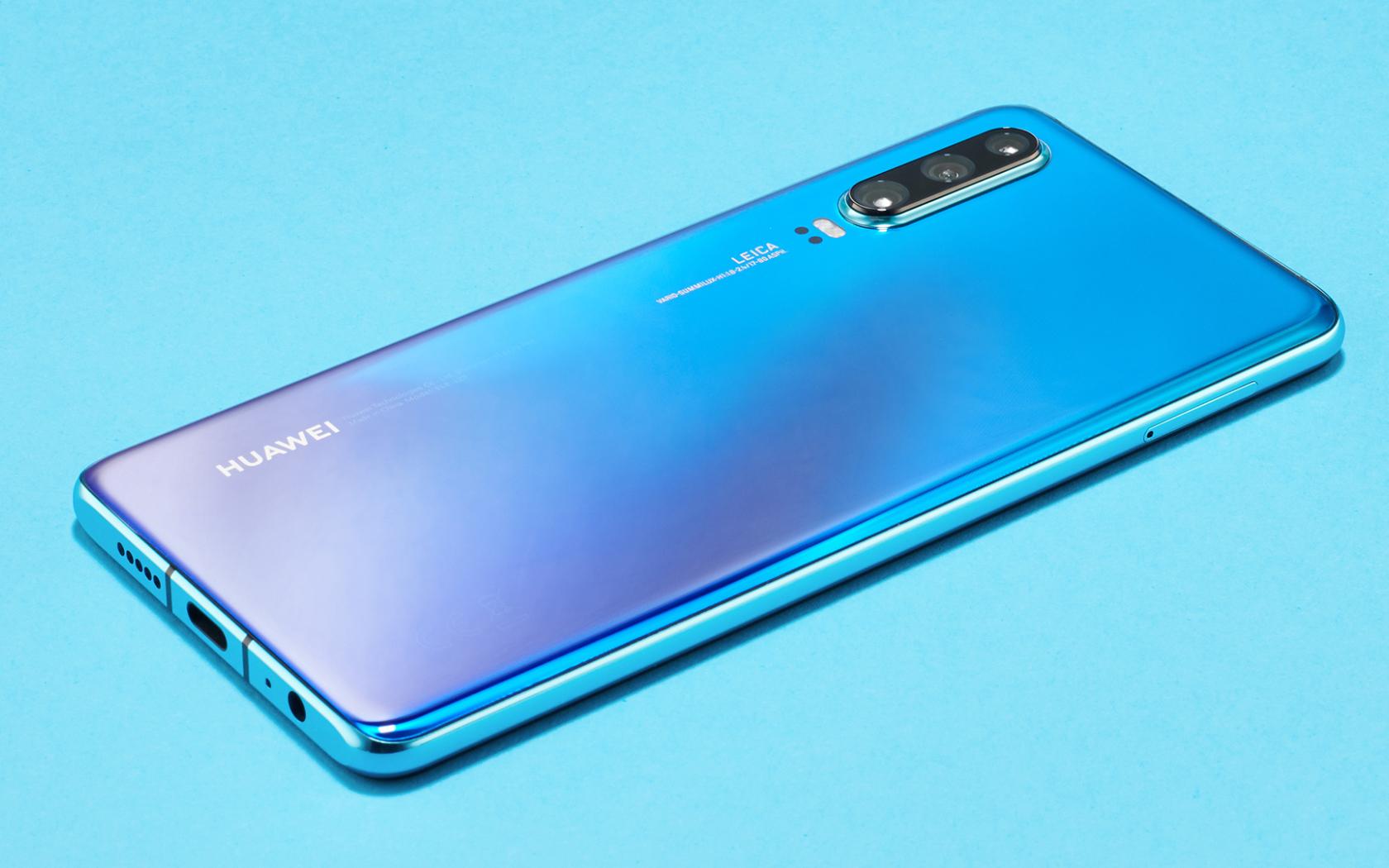 Новый смартфон Huawei P40 на голубом фоне