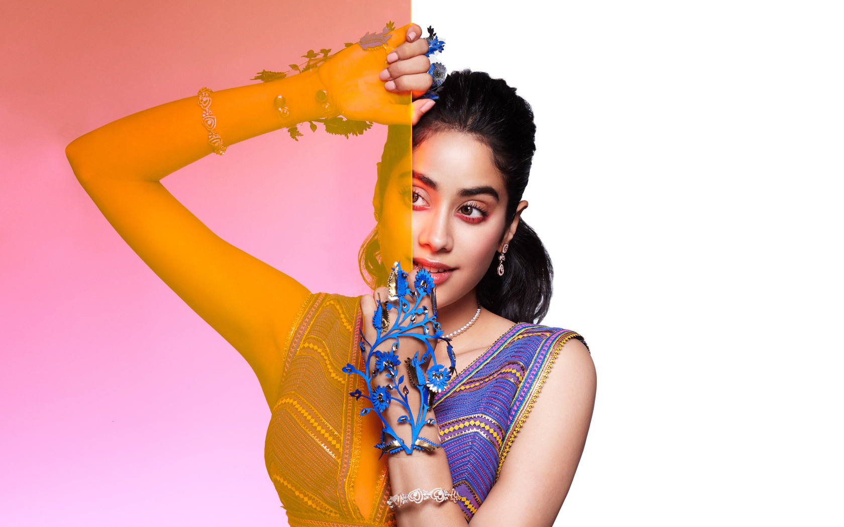 Молодая актриса болливуда Джанви Капур на белом фоне