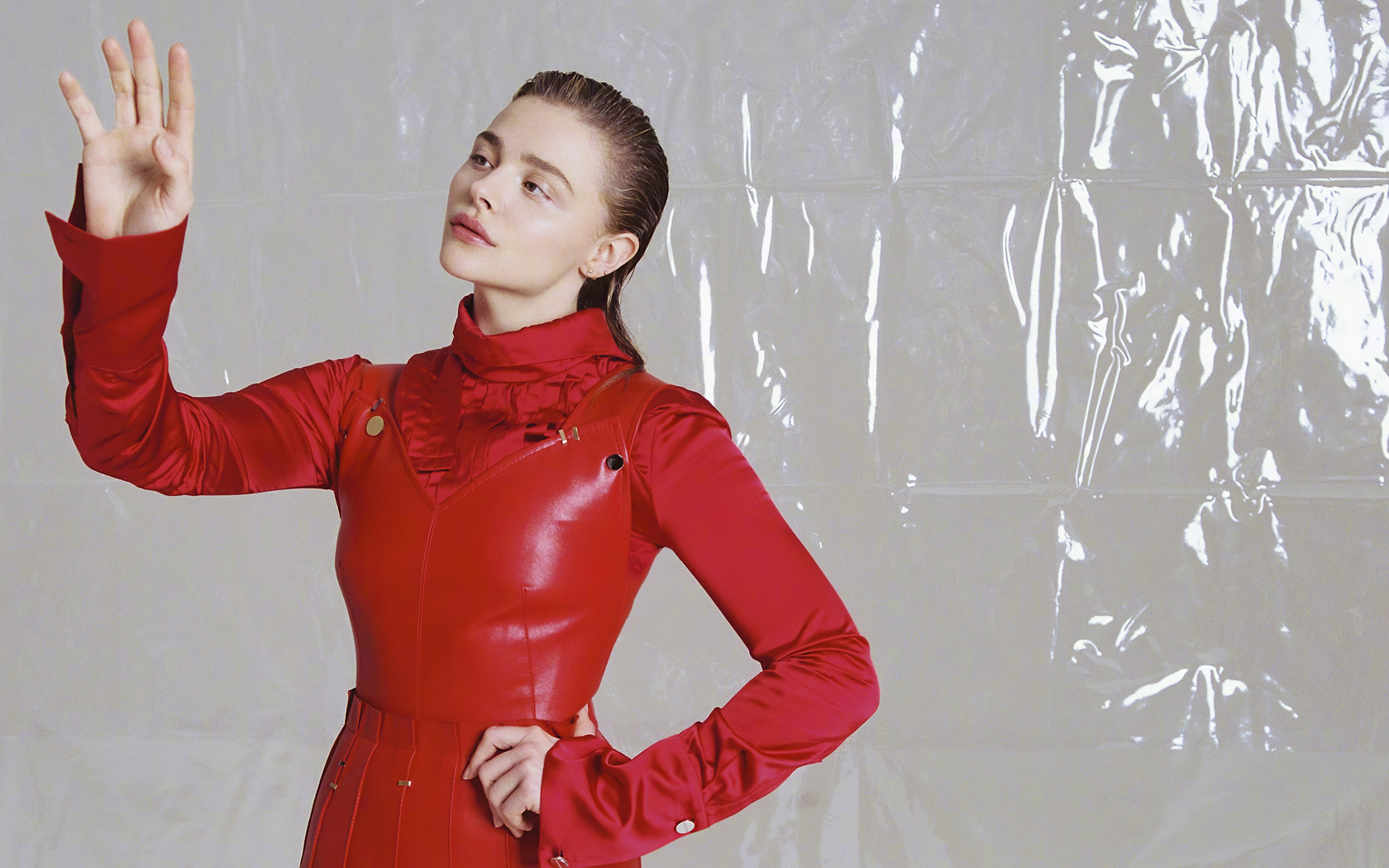 Молодая актриса Хлоя Грейс Морец в красном костюме
