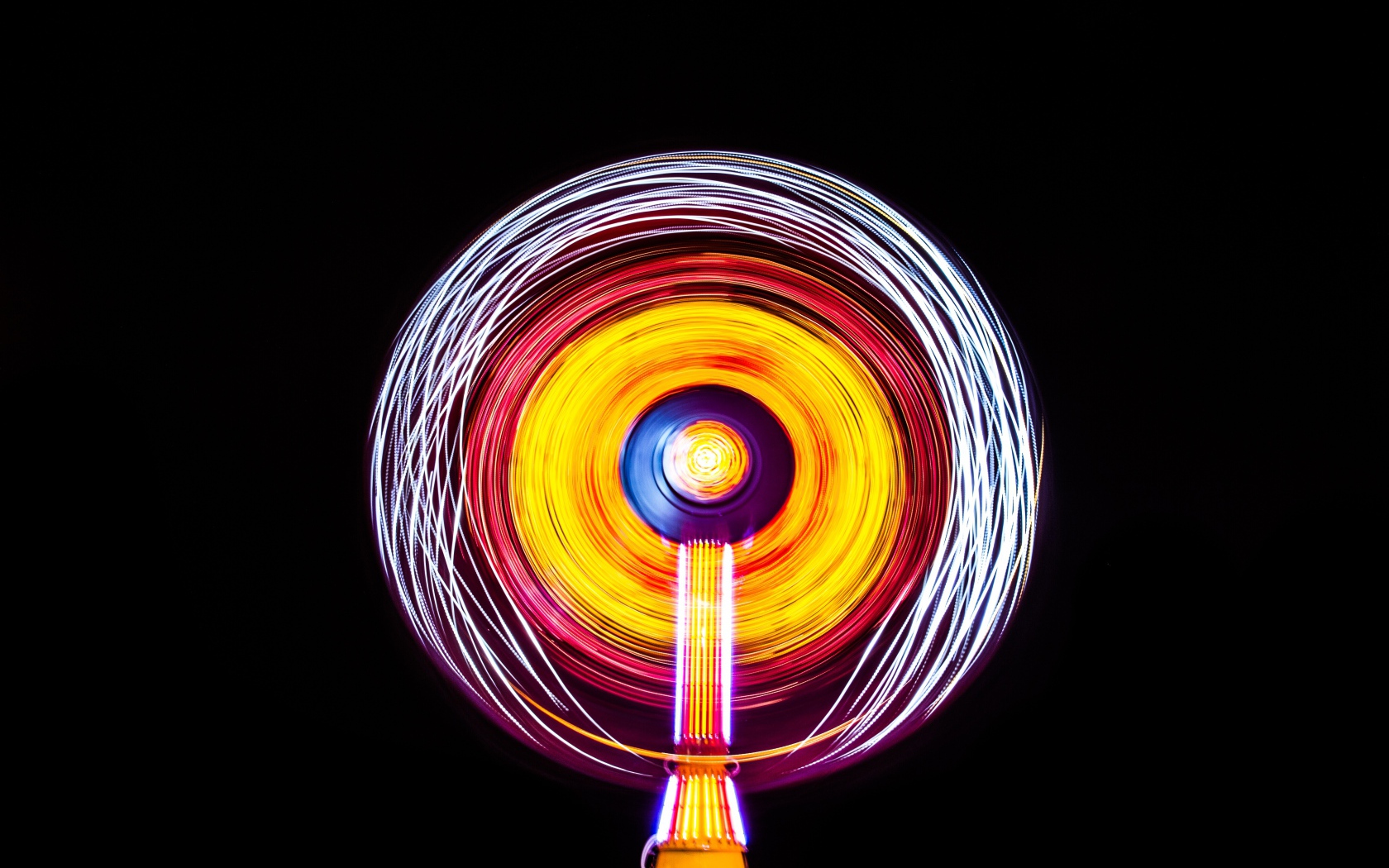 Разноцветное абстрактное пятно на черном фоне