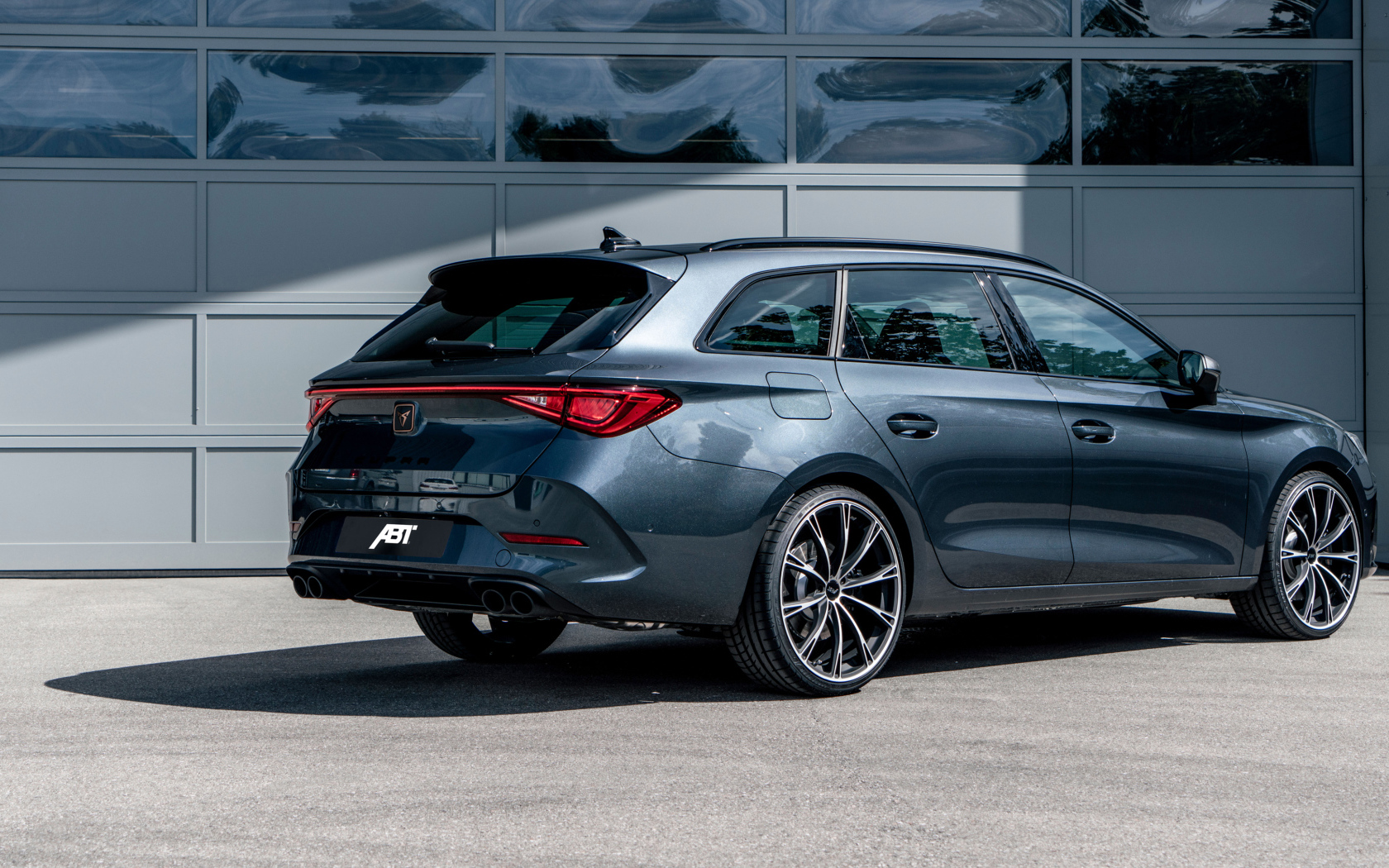 Автомобиль ABT Cupra León Sportstourer 2021 года вид сзади