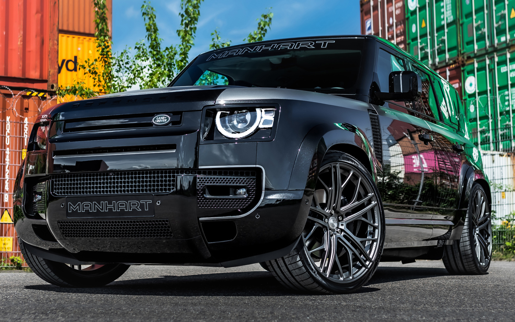 Черный дорогой автомобиль Manhart Defender DP500 2021 года