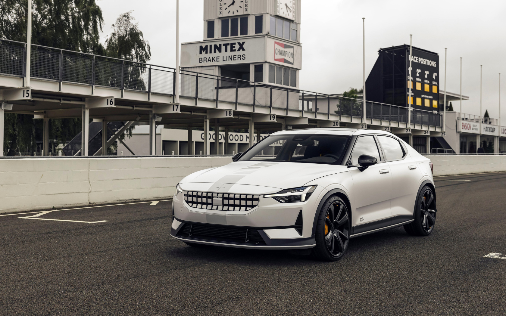 Белый автомобиль Polestar 2 Experimental 2021 года у завода