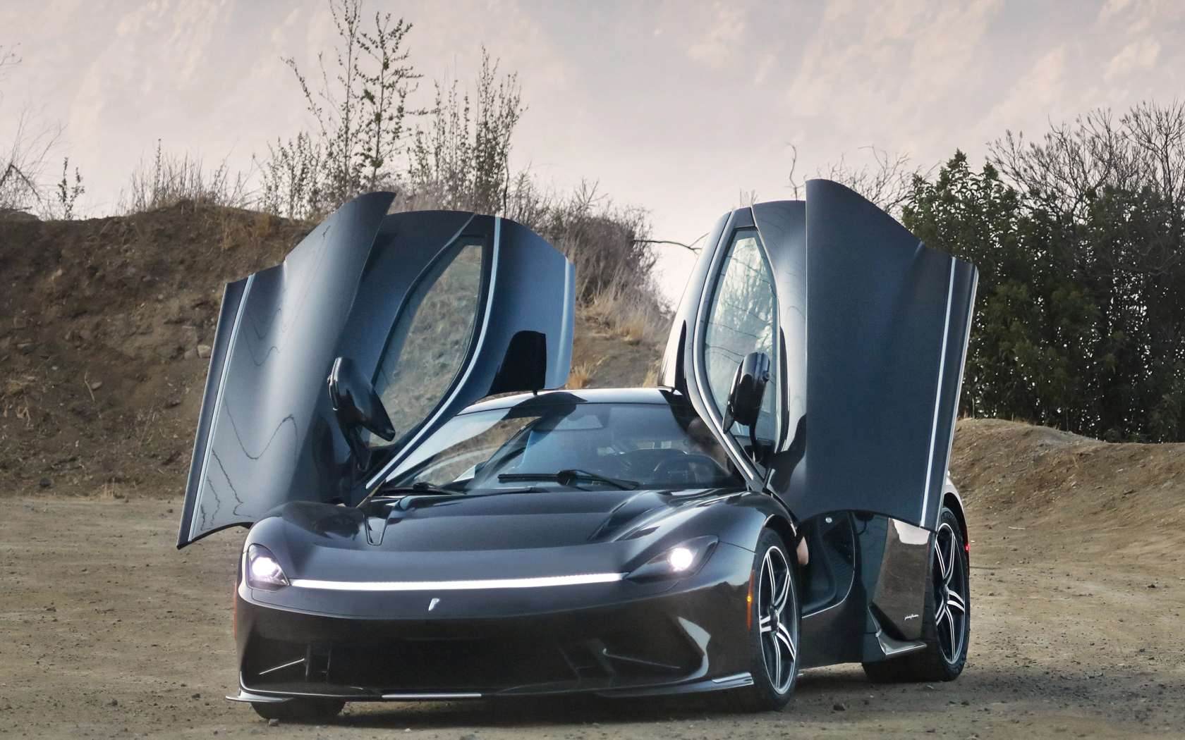 Автомобиль Pininfarina Battista, 2022 года с открытыми дверями