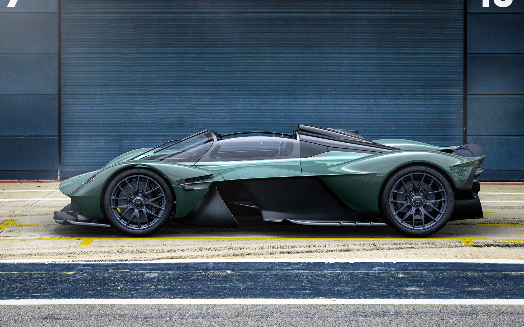 Кабриолет Aston Martin Valkyrie Spyder 2021 года вид сбоку