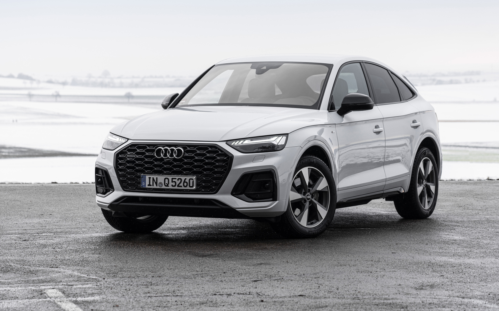 Серебристый автомобиль Audi Q5 Sportback 40 TDI Quattro S Line 2021 года
