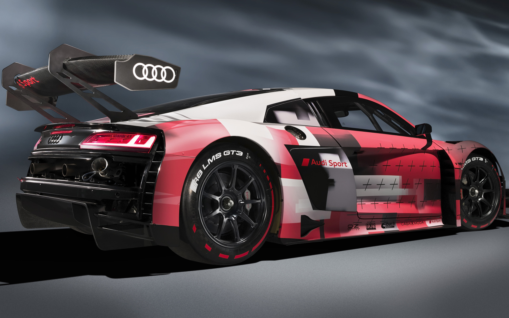 Гоночный автомобиль Audi R8 LMS GT3 Evo II 2022 года на сером фоне