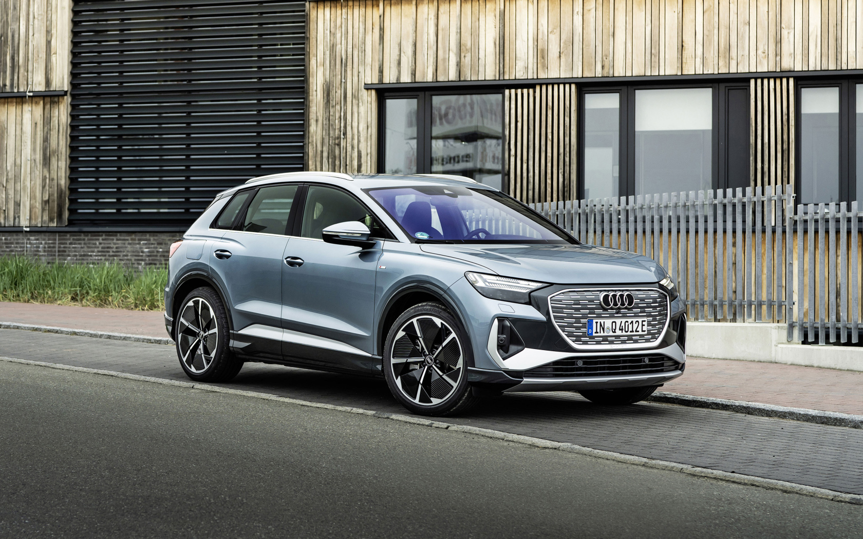 Автомобиль Audi Q4 45 E-Tron Quattro S Line 2021 года у дома 