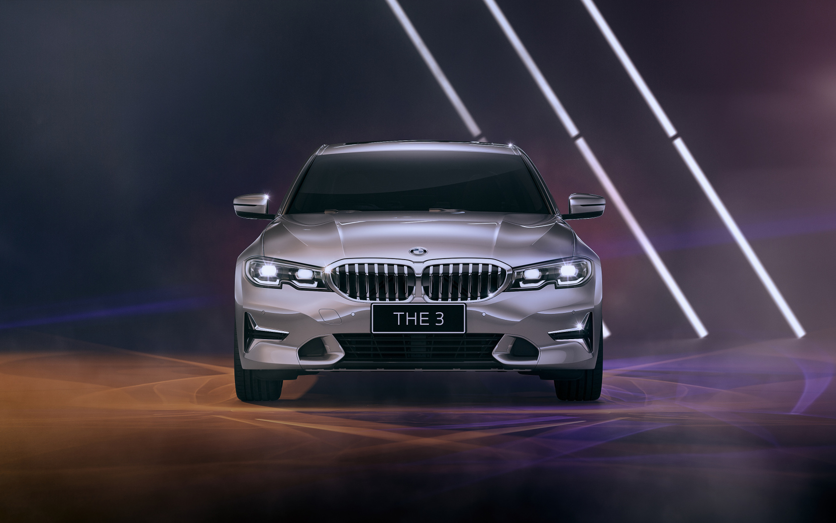 Серебристый автомобиль BMW 330Li Luxury Line 2021 года