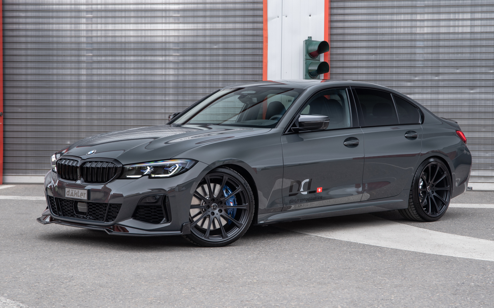 Серебристый автомобиль BMW M340i XDrive DÄHLer Competition Line 2021 года