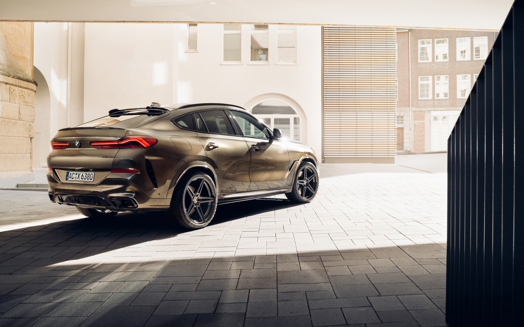 Коричневый внедорожник  BMW Schnitzer ACS6 4.0d 2021 года вид сзади