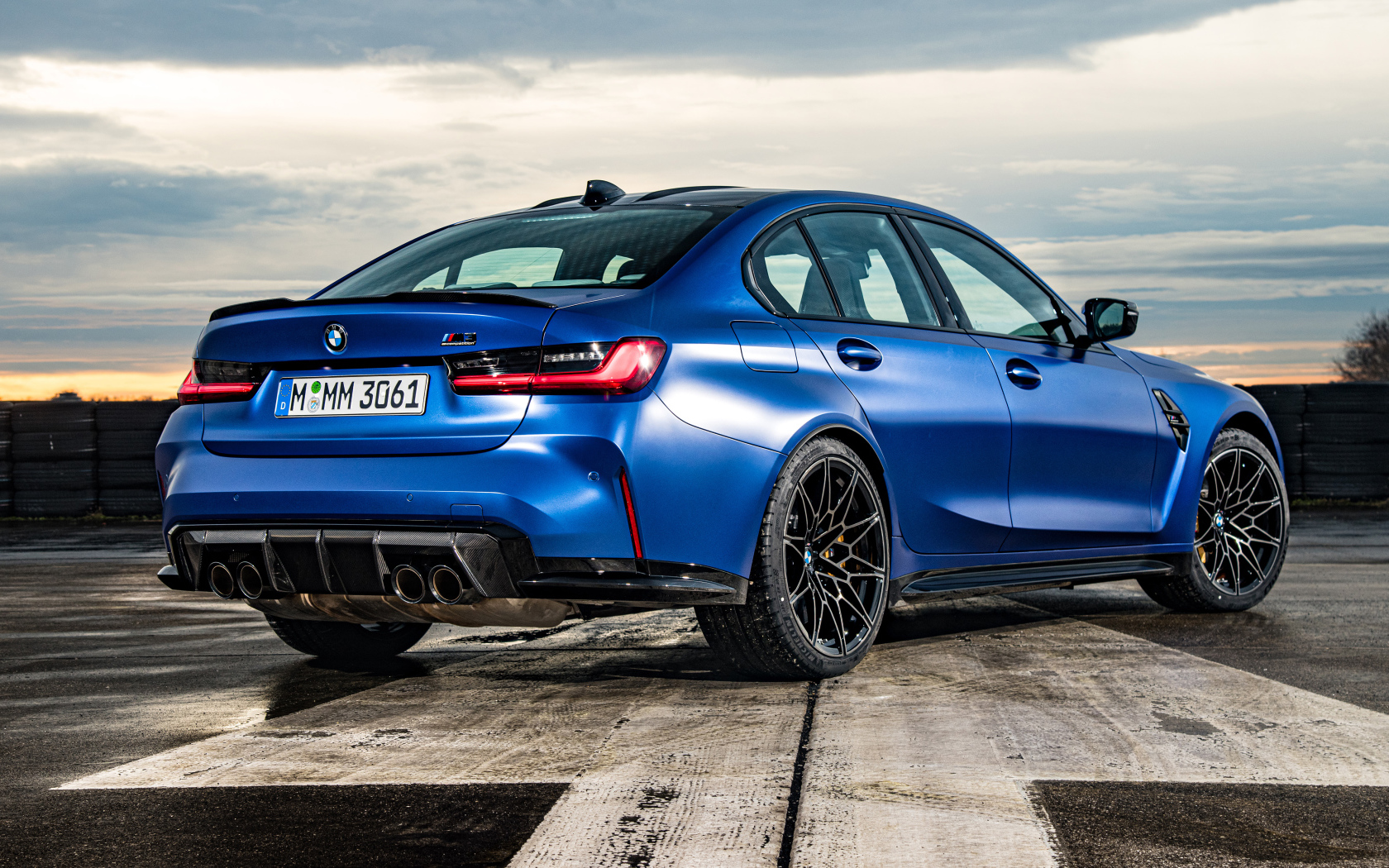Синий автомобиль BMW M3 вид сзади