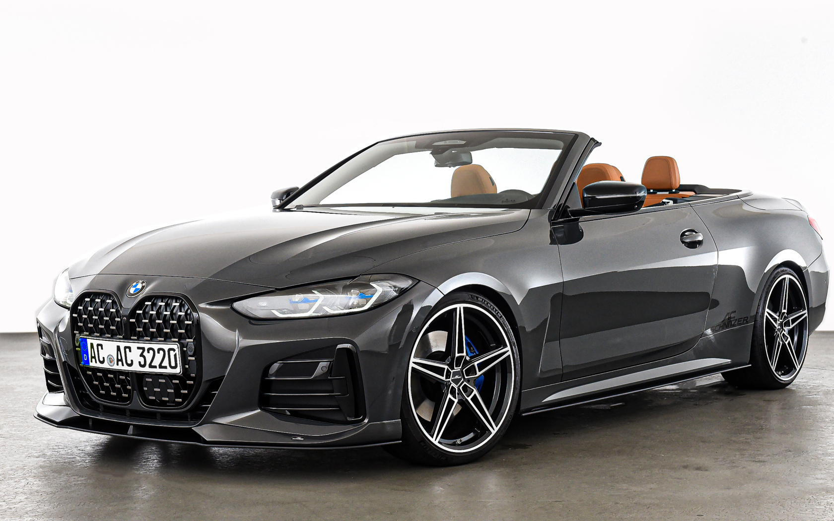 Кабриолет BMW 4 Series, 2021 года на белом фоне