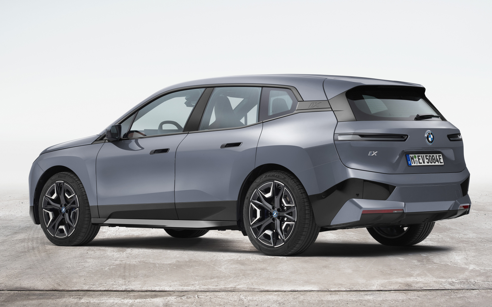 Внедорожник BMW IX XDrive50 Sport 2021  года на белом фоне