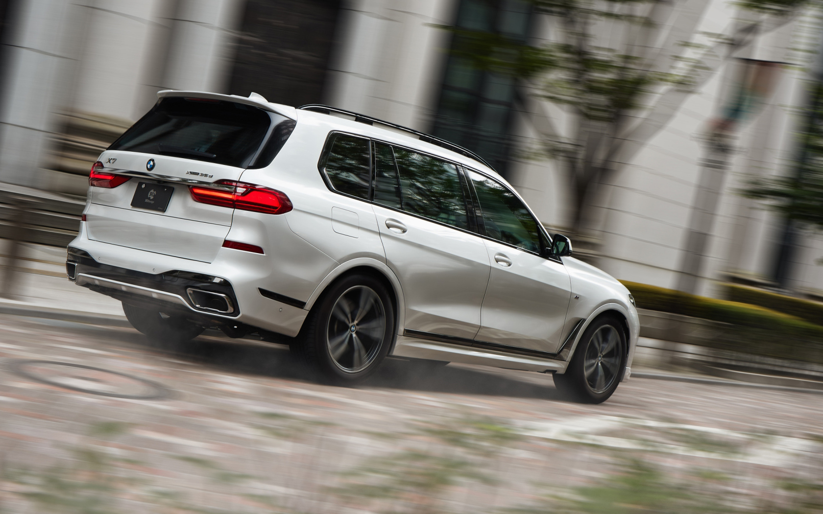 Белый автомобиль BMW X7 XDrive35d M Sport 2021 года вид сзади 
