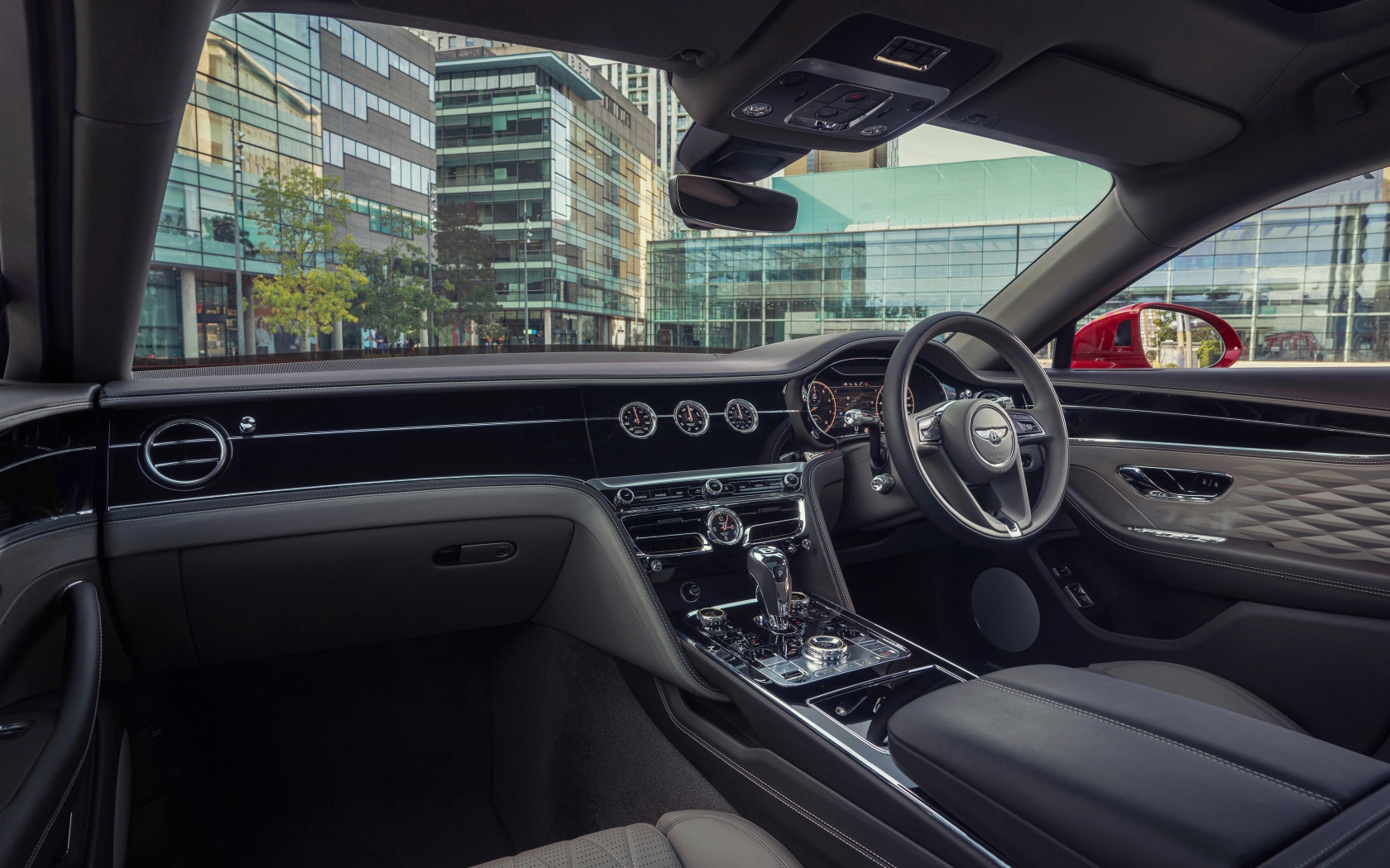 Черный салон автомобиля Bentley Flying Spur V8 2020 года