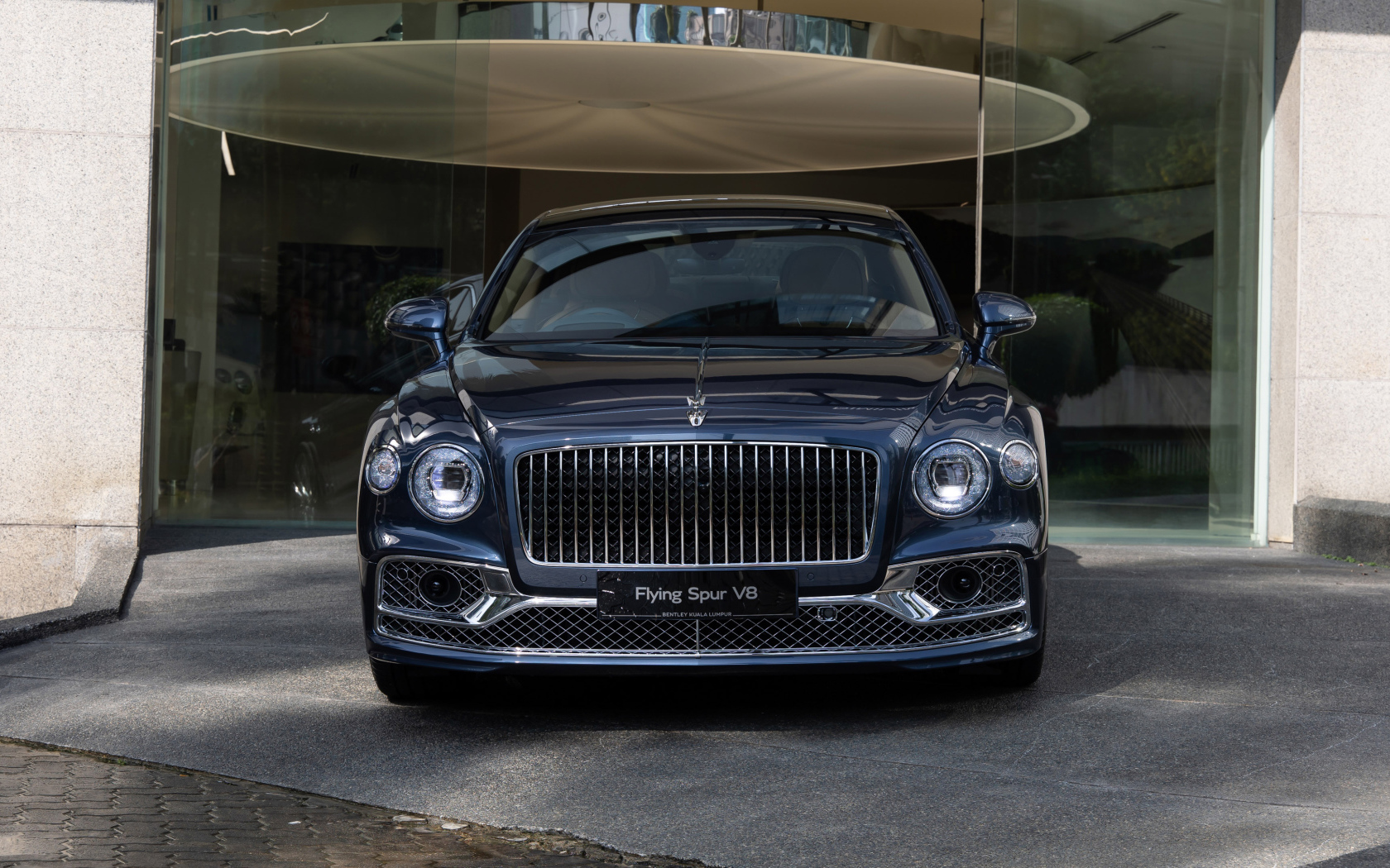 Автомобиль Bentley Flying Spur V8 First Edition 2021 года вид спереди