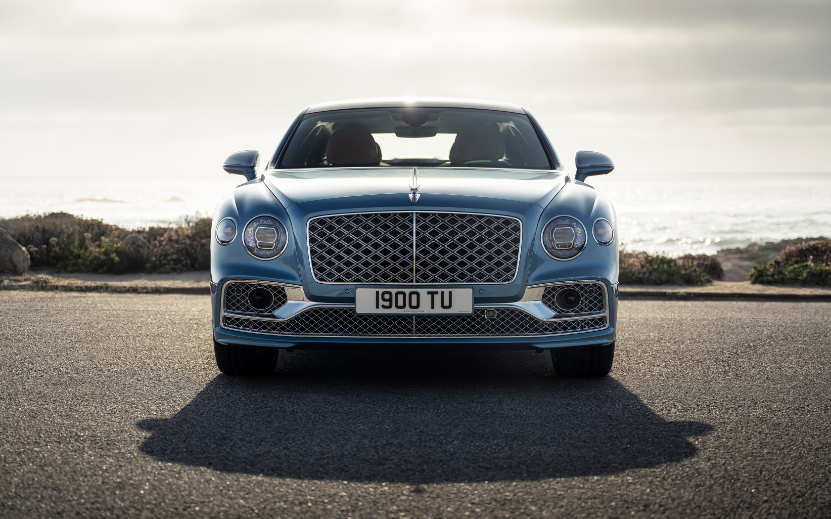 Стильный автомобиль Bentley Flying Spur Mulliner 2021  года вид спереди