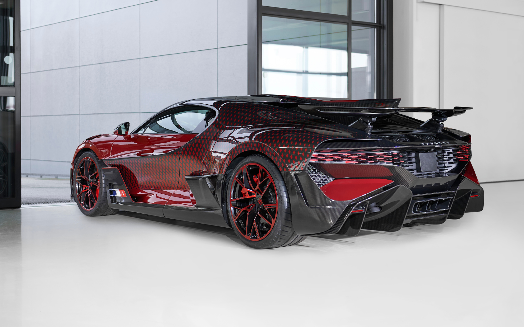 Автомобиль  Bugatti Divo Lady Bug 2021 года вид сзади