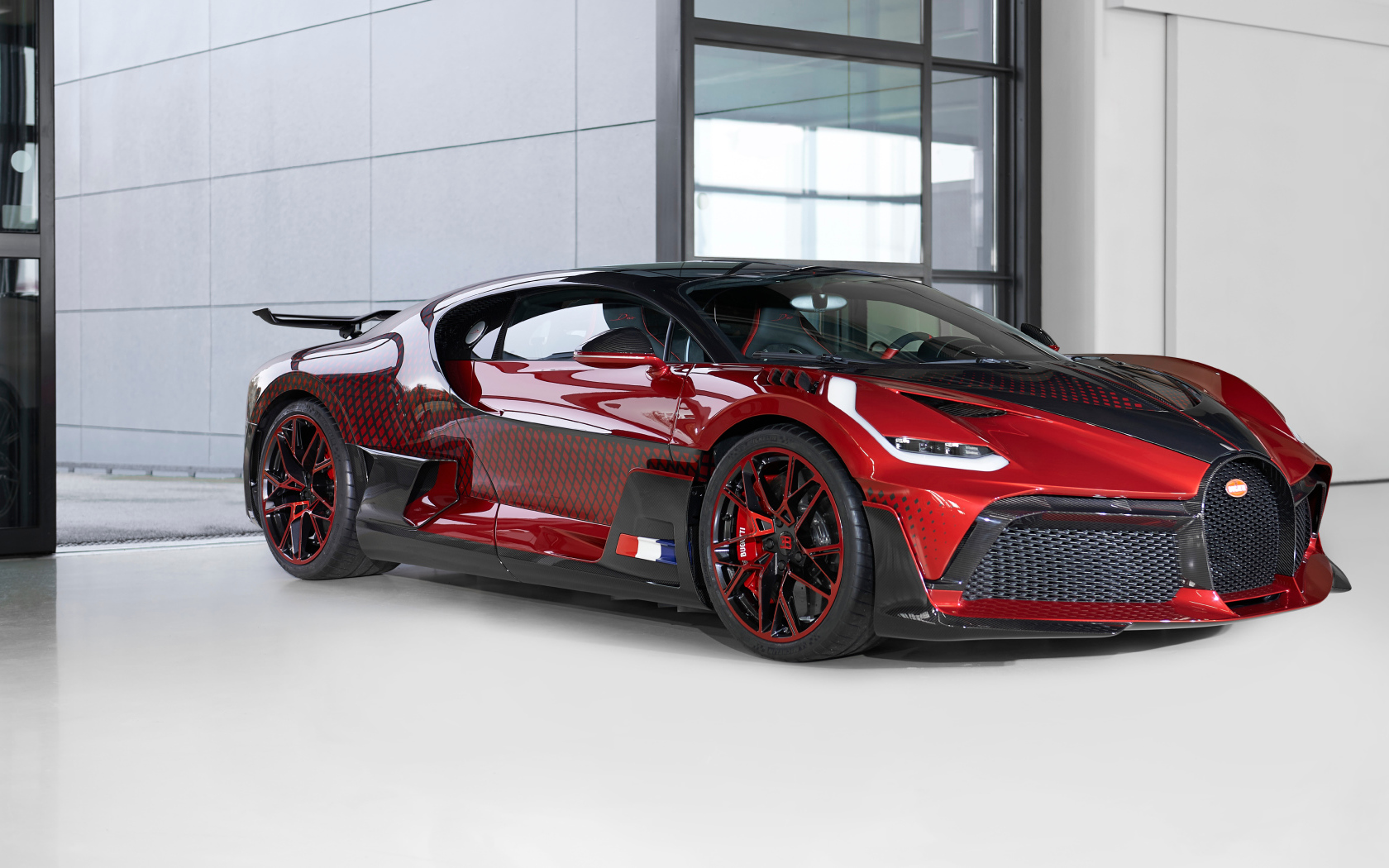 Дорогой автомобиль  Bugatti Divo Lady Bug 2021 года в гараже