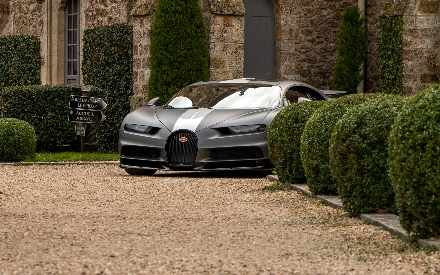 Дорогой автомобиль Bugatti Chiron  у дома